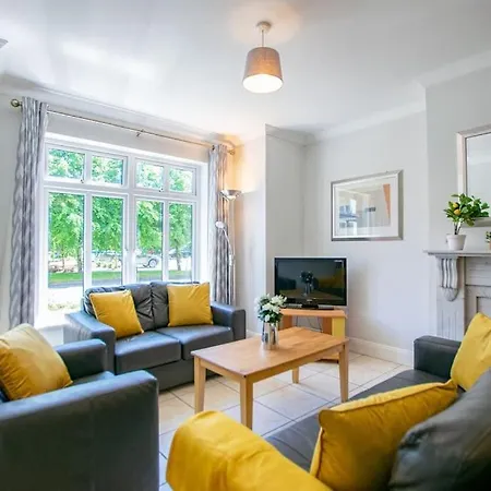 71 - Spacious Townhouse With Parking By Shortstays Galway