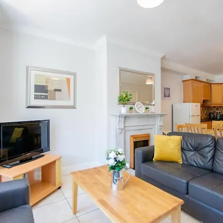 Semesterbostad 71 - Spacious Townhouse With Parking By Shortstays Galway