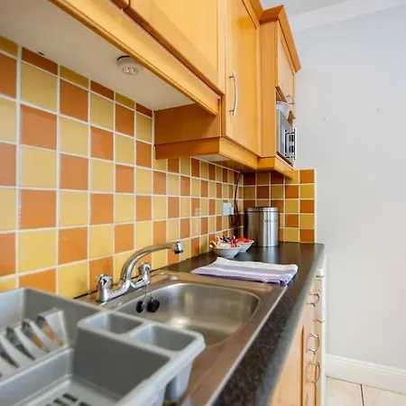 71 - Spacious Townhouse With Parking By Shortstays * Galway