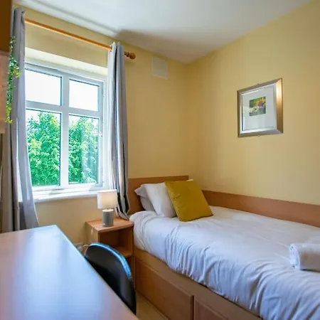 71 - Spacious Townhouse With Parking By Shortstays Galway
