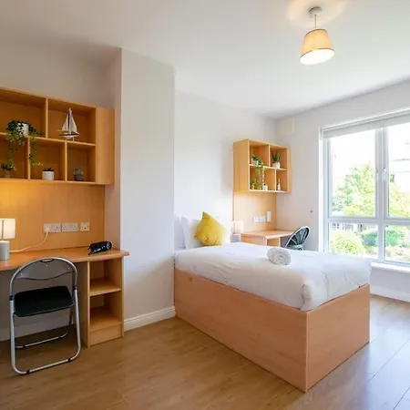 71 - Spacious Townhouse With Parking By Shortstays * Galway