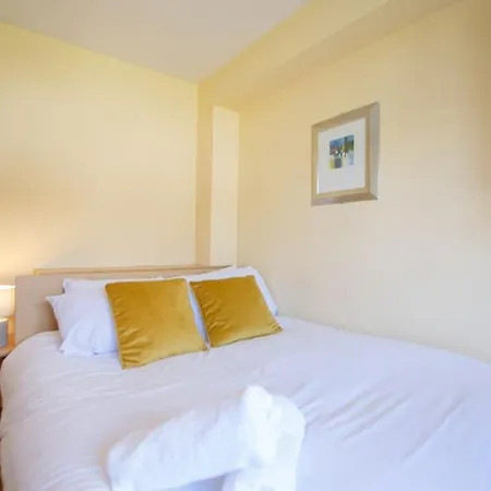 71 - Spacious Townhouse With Parking By Shortstays