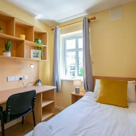 71 - Spacious Townhouse With Parking By Shortstays Galway