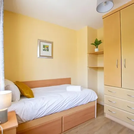 Holiday home 71 - Spacious Townhouse With Parking By Shortstays *