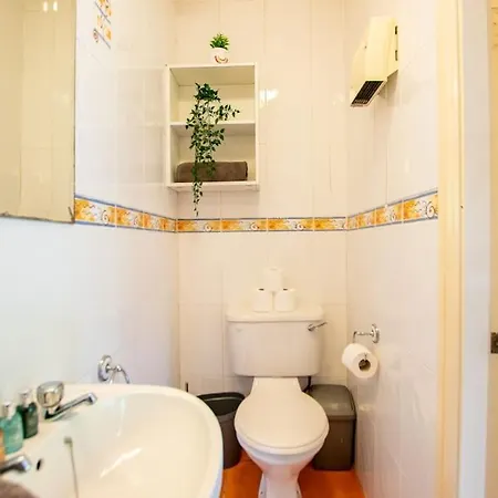 71 - Spacious Townhouse With Parking By Shortstays
