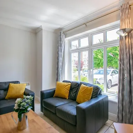 71 - Spacious Townhouse With Parking By Shortstays Holiday home Galway