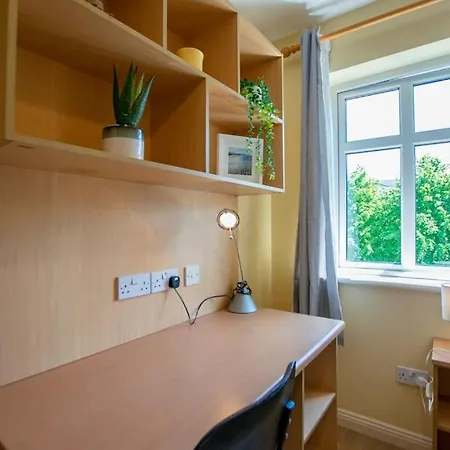 71 - Spacious Townhouse With Parking By Shortstays Vakantiehuis