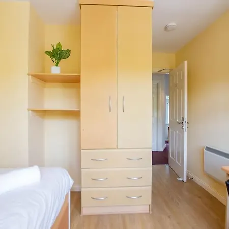 Vakantiehuis 71 - Spacious Townhouse With Parking By Shortstays *