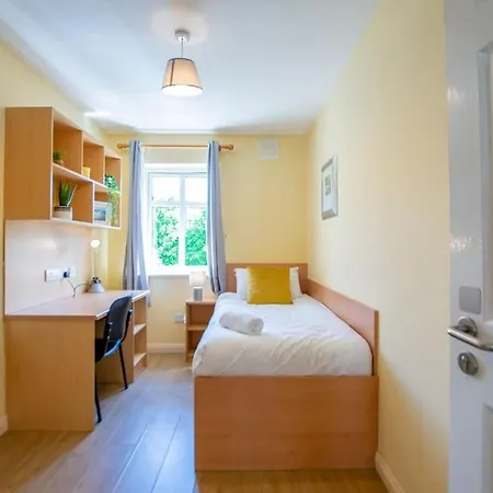 71 - Spacious Townhouse With Parking By Shortstays *
