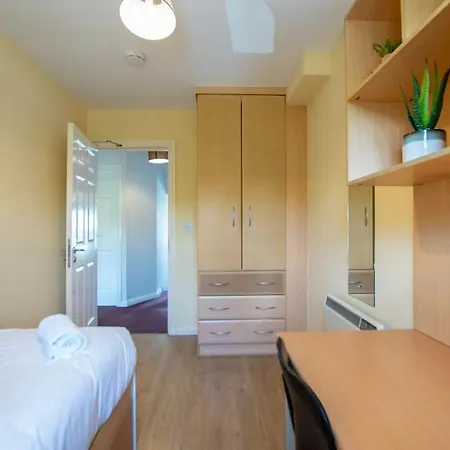 71 - Spacious Townhouse With Parking By Shortstays