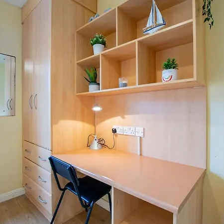 71 - Spacious Townhouse With Parking By Shortstays Vakantiehuis *