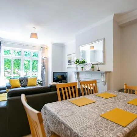 Holiday home 71 - Spacious Townhouse With Parking By Shortstays Galway