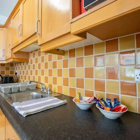 Vakantiehuis 71 - Spacious Townhouse With Parking By Shortstays *