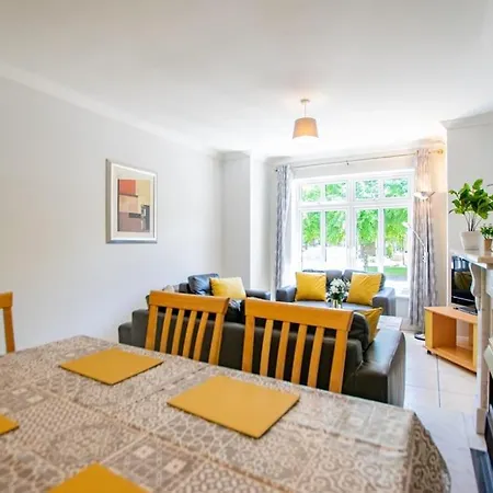 71 - Spacious Townhouse With Parking By Shortstays *