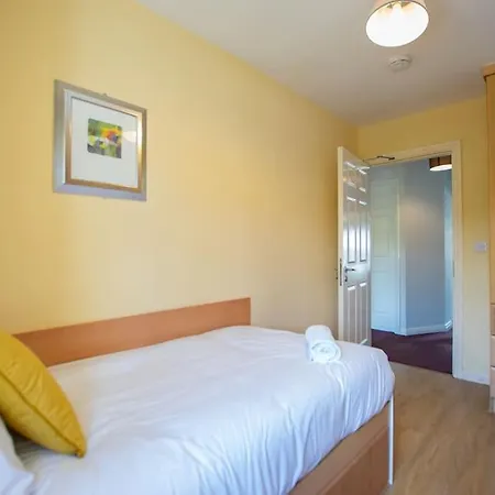 71 - Spacious Townhouse With Parking By Shortstays