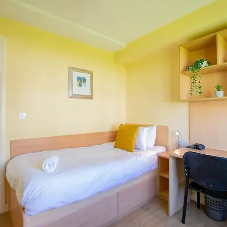 71 - Spacious Townhouse With Parking By Shortstays Vakantiehuis *