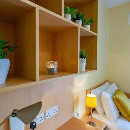 Vakantiehuis 71 - Spacious Townhouse With Parking By Shortstays *