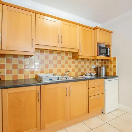 71 - Spacious Townhouse With Parking By Shortstays *