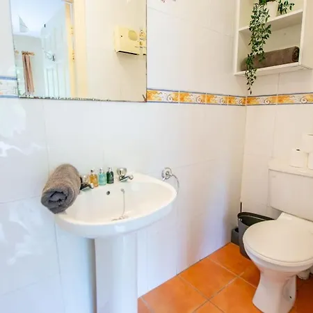 71 - Spacious Townhouse With Parking By Shortstays
