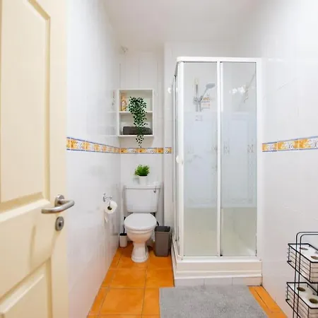 Holiday home 71 - Spacious Townhouse With Parking By Shortstays