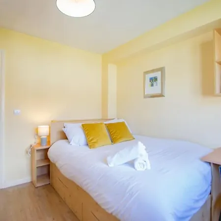 Holiday home 71 - Spacious Townhouse With Parking By Shortstays *